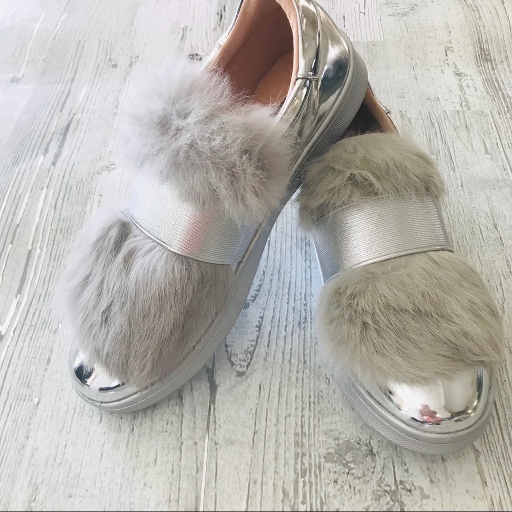 ⭐️ WOMEN'S SILVER SLIP ON SNEAKERS WITH FAUX FUR - Picture 3 of 8